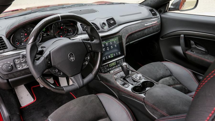 Интерьер Maserati GranTurismo MC 2017 года  (фото 36 из 70)